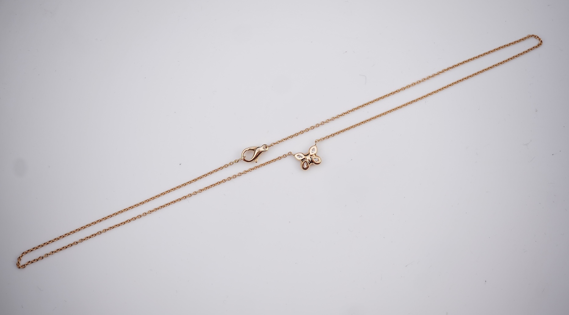 A gold and diamond pendant necklace